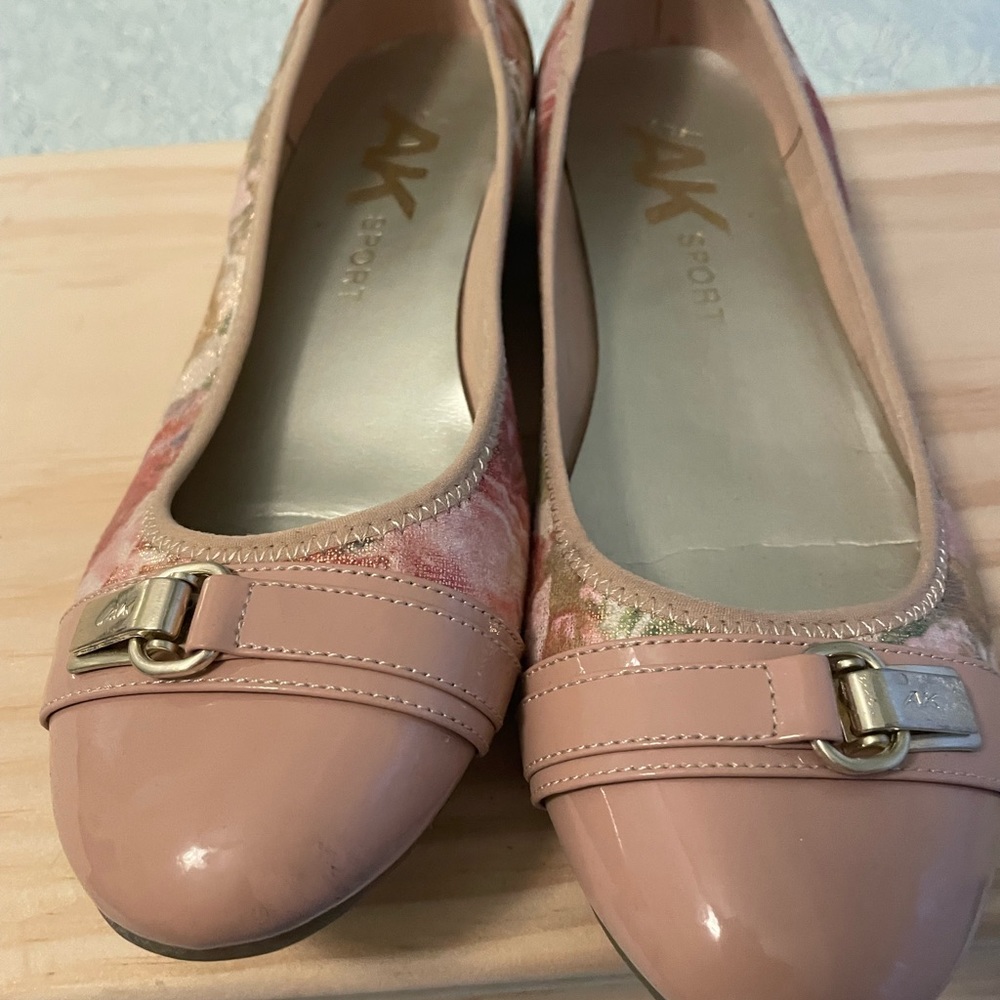 Super cute pink, Anne Klein flats - Picture 2 of 5